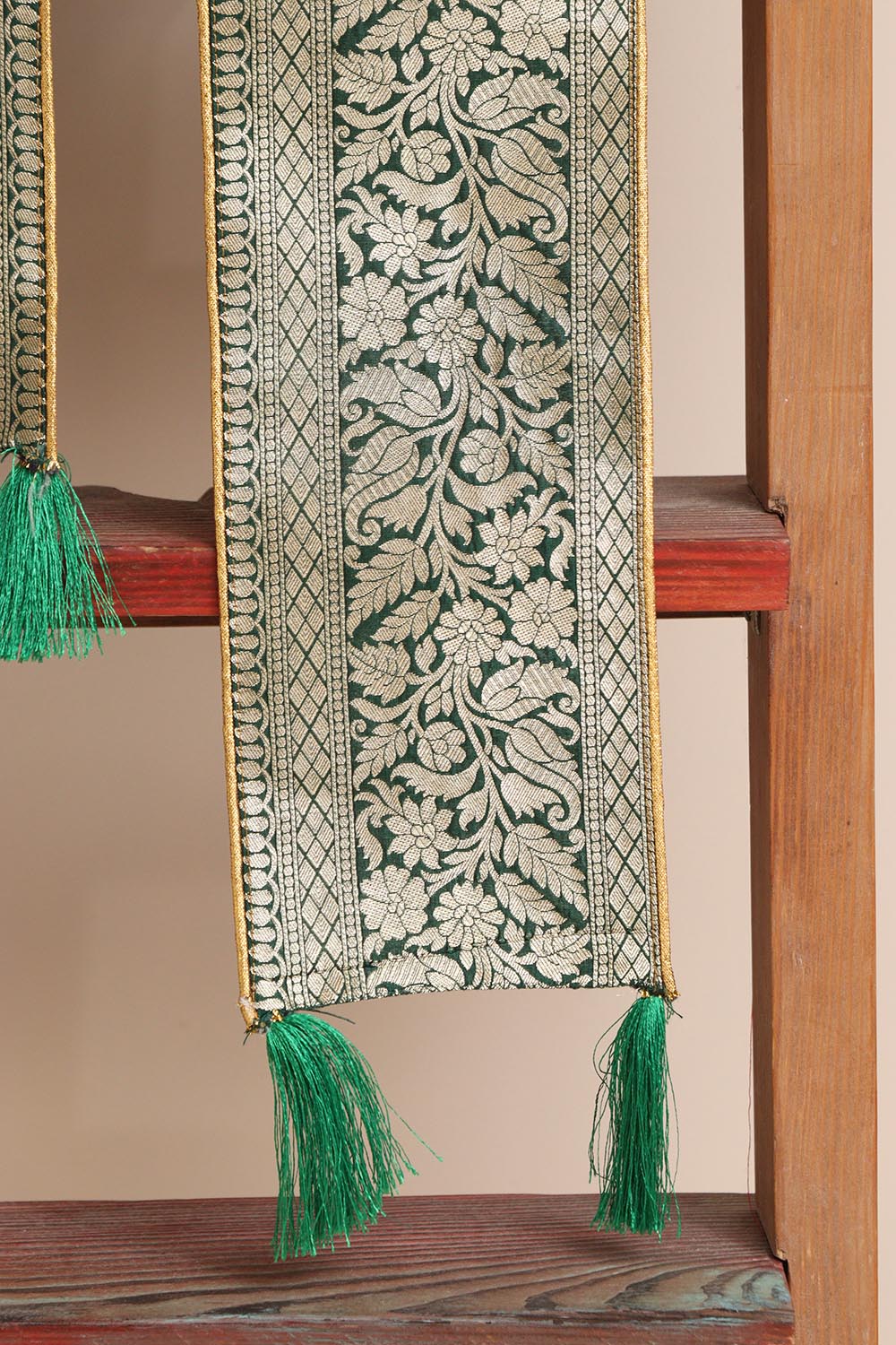 Luxurion World Customised Royal Swagat Stole/Dupatta – Elegant and Luxurious Green Banarasi Silk Stole With a Beautifully Matching Tassel for Welcoming Guests at Weddings, Anniversaries or Grand Celebratory Occasions - Luxurion World