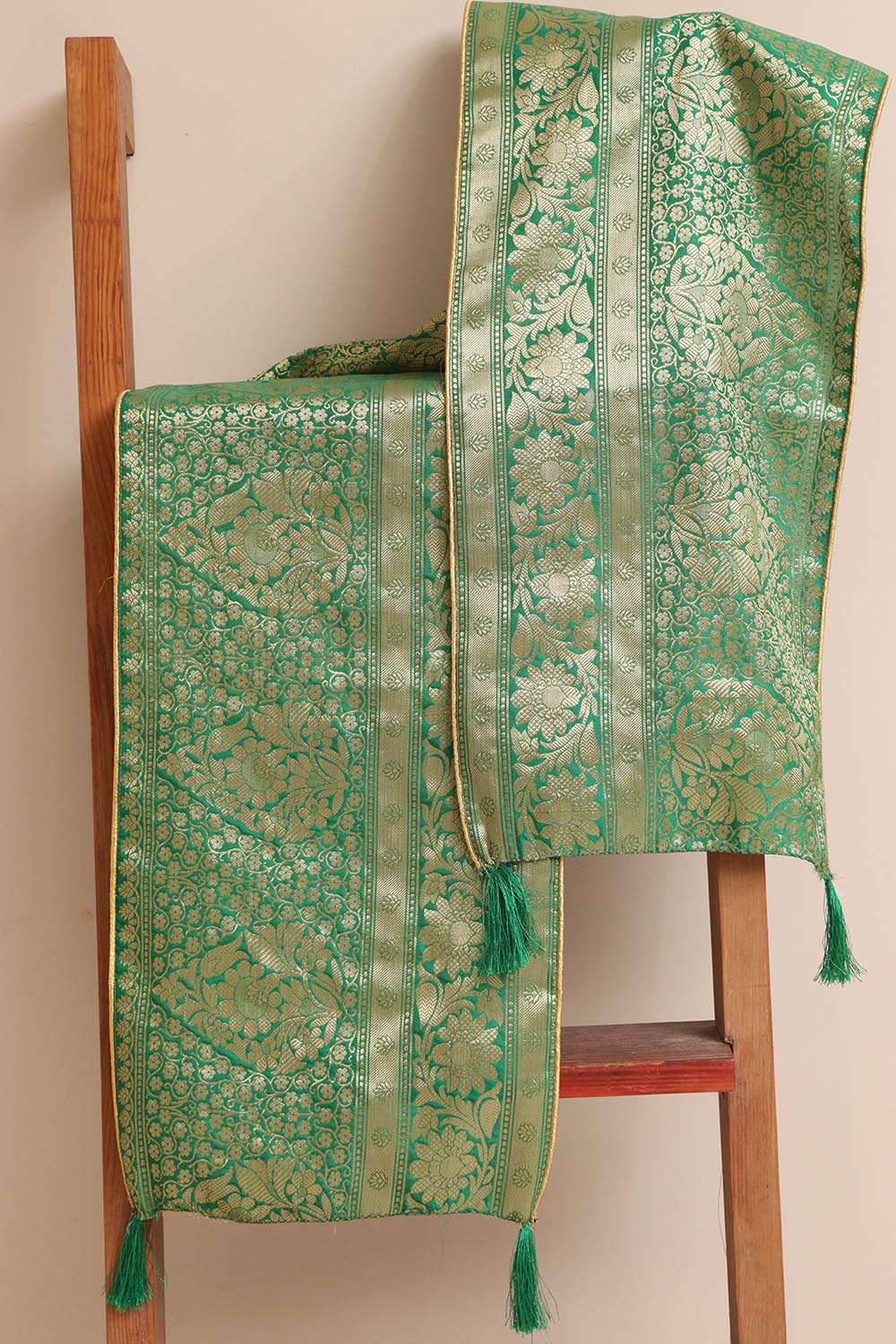 Divya India Customised Royal Swagat Stole/Dupatta  Elegant and Luxurious Green Banarasi Silk Stole With a Beautifully Matching Tassel for Welcoming Guests at Weddings, Anniversaries or Grand Celebratory Occasions - Divya India