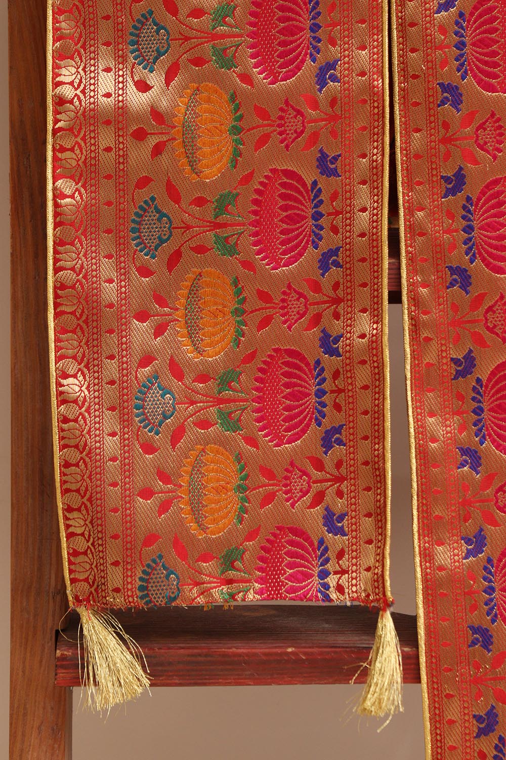 Divya India Customised Swagat Stole/Dupatta  Red Paithani Silk Flower Design Stole With a Beautifully Matching Tassel for Welcoming Guests at Weddings, Anniversaries or Grand Celebratory Occasions - Divya India